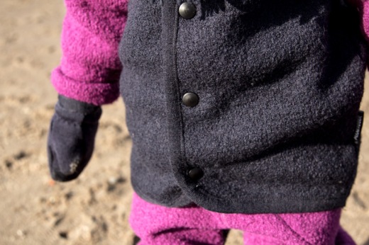 Kind trägt Walk-Anzug von Manitober