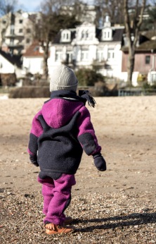 Junge trägt nachhaltige Kindermode von Manitober, Wollwalk-Anzug