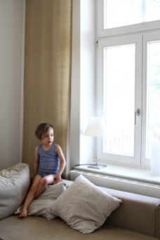 Kind im Wohnzimmer des Ferienappartments in Binz auf Rügen