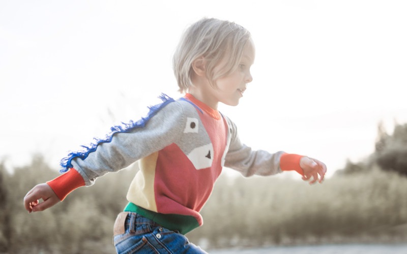 Kind trägt Pullover mit Fransen von Stella McCartney