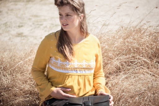 Frau trägt Stillshirt und Schwangerschaftshose von Mara Mea