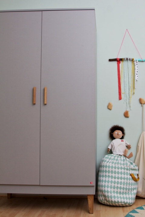 Kinderzimmer Makeover mit Wayfair: graue Kleiderschrank mit Holzbeinen für Kinder von Meble Vox